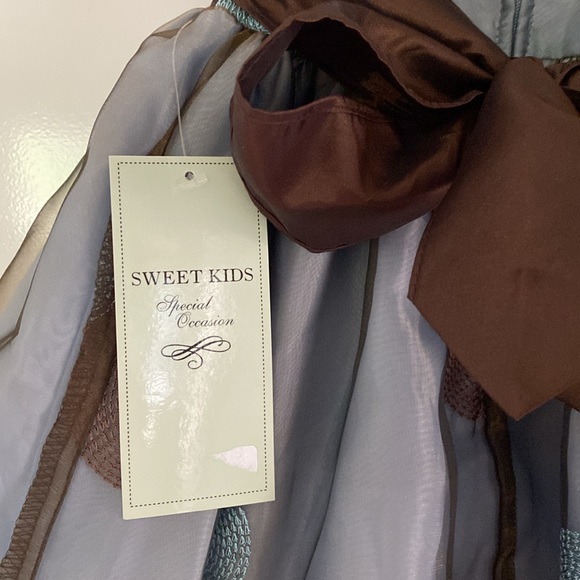 LITTLE GIRL DRESS BY SWEET KIDS . - Picture 3 of 8